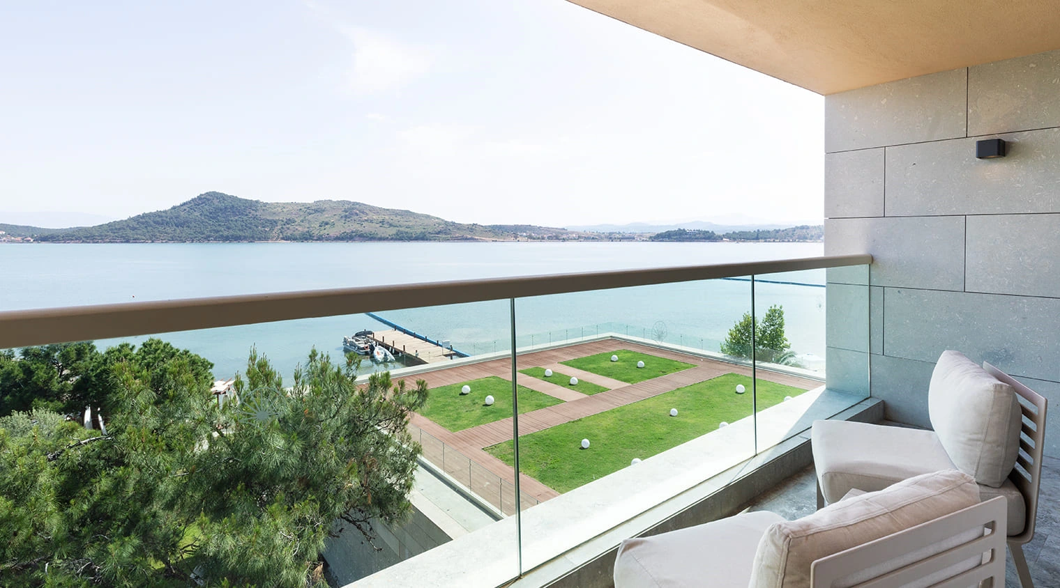 D Resort Ayvalık Superior Kısmi Deniz Manzaralı Oda iç görünümü ve manzara